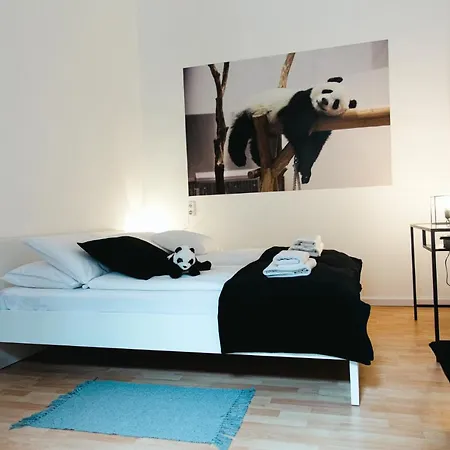 Black & White With A Gift Soft Panda Διαμέρισμα Βουδαπέστη